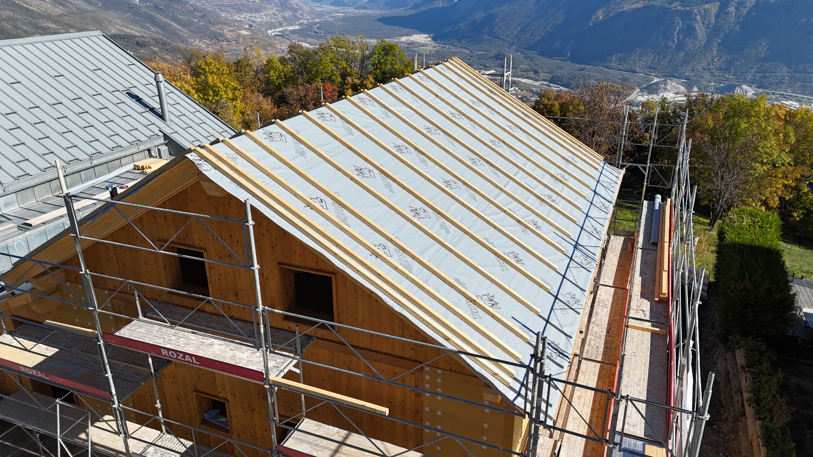 Toiture complète d'une ancienne grange de village transformée en maison individuelle - Pendant
